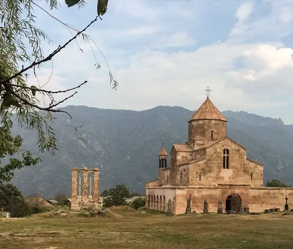 Ախթալա  - Հաղպատ -  Սանահին - Օձուն  - «Մենձ էր» քարայր