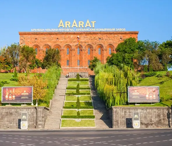 Երևան քաղաքային տուր, Արարատ կոնյակի գործարան, Հաղթանակի զբոսայգի, Ծիծեռնակաբերդի հուշահամալիր, Հանրապետության հրապարակ